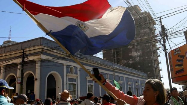 Mujer en Asunción con la bandera de Paraguay.