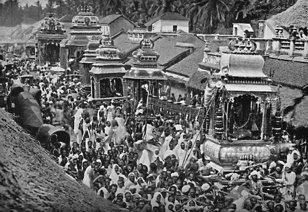 1902ஆம் ஆண்டு சென்னையில் நடந்த ஒரு தேர்த்திருவிழாவை இந்த புகைப்படம் காட்டுகிறது.