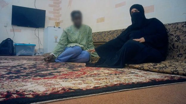 Fatou, de 16 anos (não é seu nome verdadeiro), da Guiné, é filmada com seu vendedor na Cidade do Kuwait