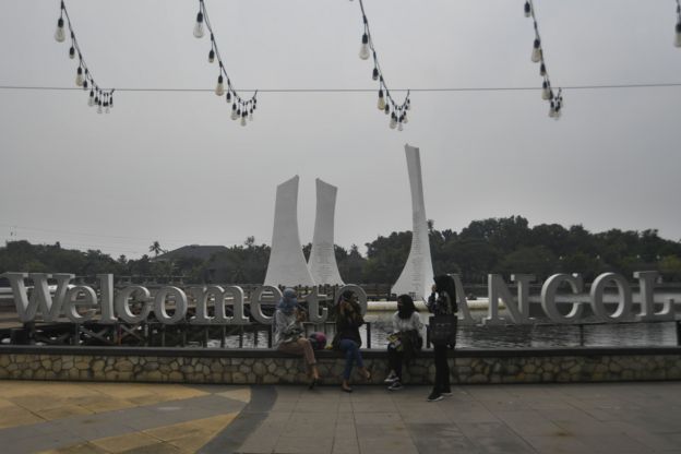 Suasana kawasan Taman Impian Jaya Ancol jelang pembukaan kembali di Jakarta, Senin (15/06).