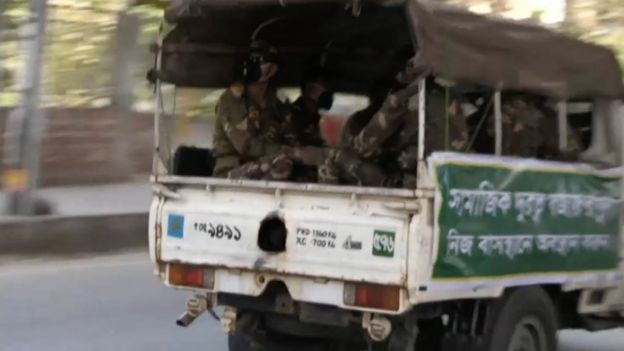 সামাজিক দূরত্ব সারাদেশে কঠোরভাবে নিশ্চিত করার জন্য মাঠে নেমেছে সেনাবাহিনী ।