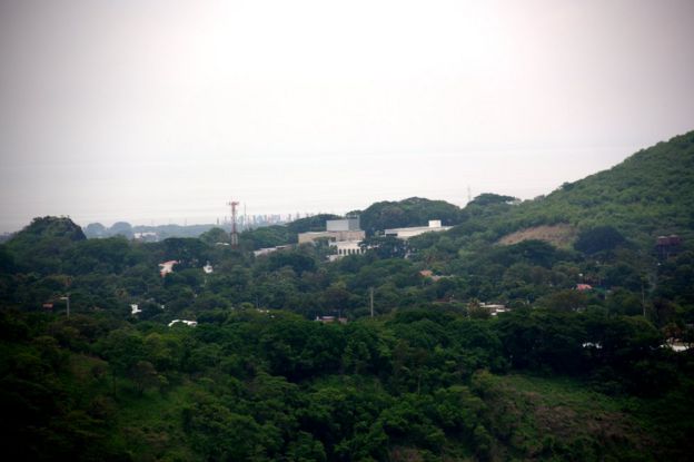Embajada de Estados Unidos en Managua, vista desde el otro lado de la laguna de Nejapa.