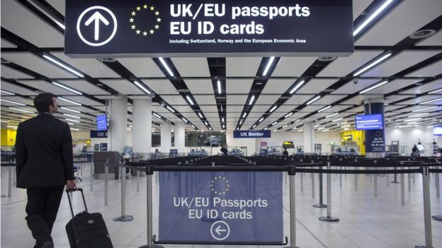 Puesto de control aduanal en un aeropuerto de Reino Unido.