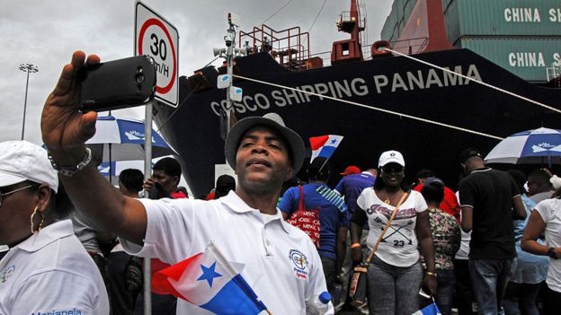 Panameños en el canal de Panamá