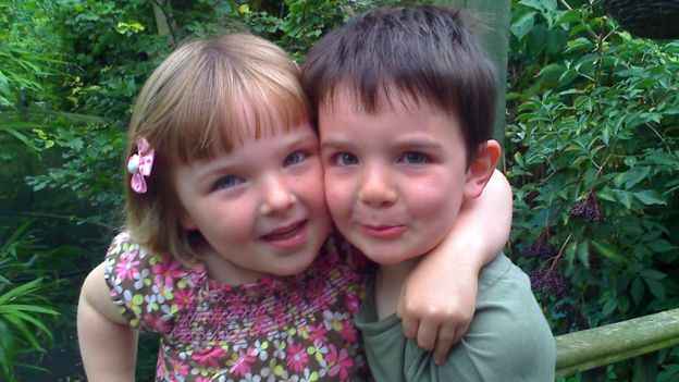 Niamh Storey Davidson con su hermano mellizo Zach