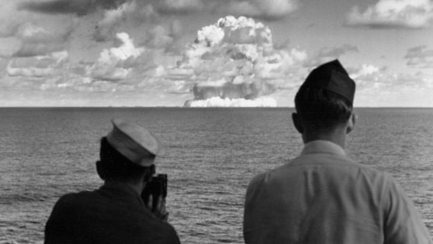 Oficiais da Marinha americana observam um teste nuclear nos anos 1950