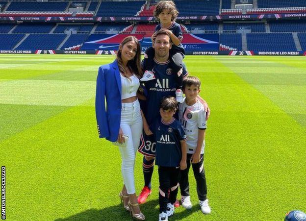 Lionel Messi and family pose for a photo on the Parc des Princes pitch