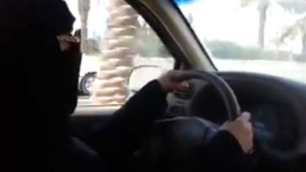 Una mujer conduce en Arabia Saudita, rompiendo la prohibición estatal