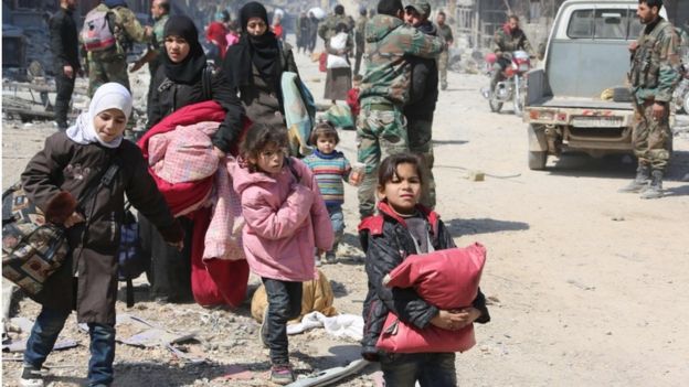 أدى تقدم القوات الحكومية في الغوطة إلى نزوح آلاف العائلات.