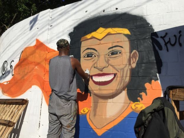 Mural homenaje a Marielle Franco, retratada como Mujer maravilla. Foto: Júlia Dias Carneiro/BBC Brasil