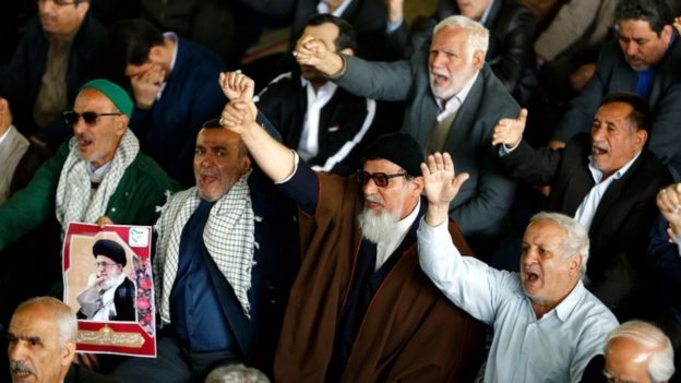 Iraníes lanzan consignas antiestadounidenses durante las oraciones del viernes