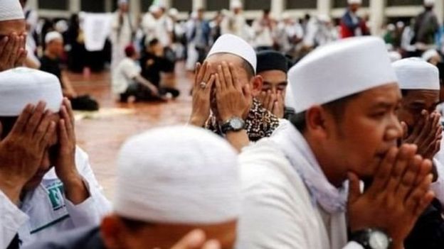 salat jumat di masjid istiqlal