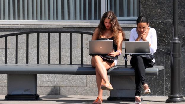 Dos mujeres rusas con sus laptops.