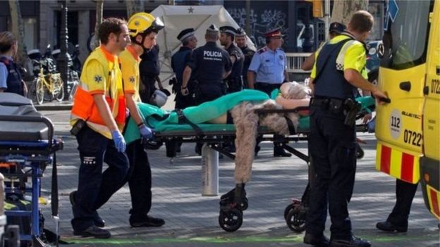 أدى اندفاع شاحنة بين حشود السياح إلى مقتل 14 شخصاُ في منطقة لاس رامبلاس السياحية.