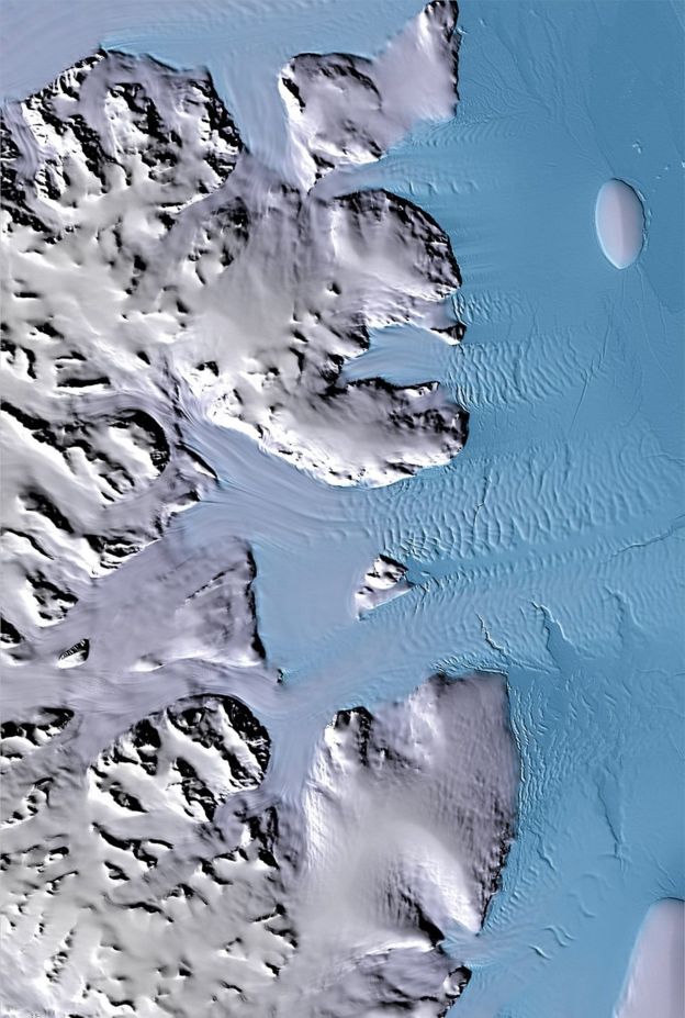 این عکس حرکت کوه‌های یخ را به سمت دریای ودل در شرق شبه‌جزیره قطب جنوب (یا جنوبگان) نشان می‌دهد