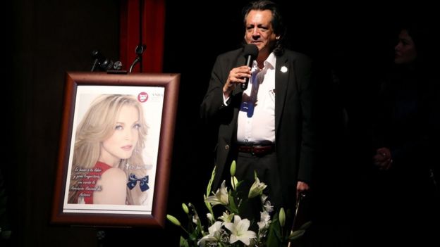 Víctor Manuel González junto a foto de Edith González.