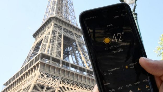 Un teléfono móvil registra la temperatura récord de 42ºC en París.