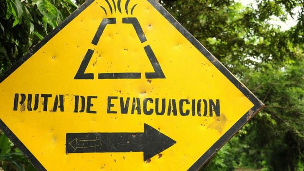 Señal de evacuación en caso de erupción en Ometepe, Nicaragua.