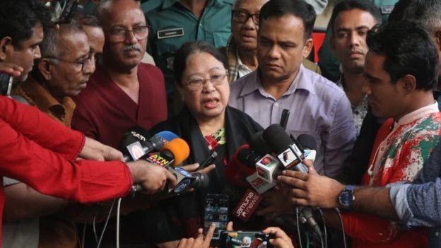 খালেদা জিয়ার স্বাস্থ্য সম্পর্কে সাংবাদিকদের জানাচ্ছেন তার বোন সেলিমা ইসলাম