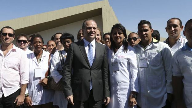 Fotografia de 2016: o entÃ£o ministro da SaÃºde Ricardo Barros recebe mÃ©dicos do Mais MÃ©dicos, incluindo profissionais cubanos