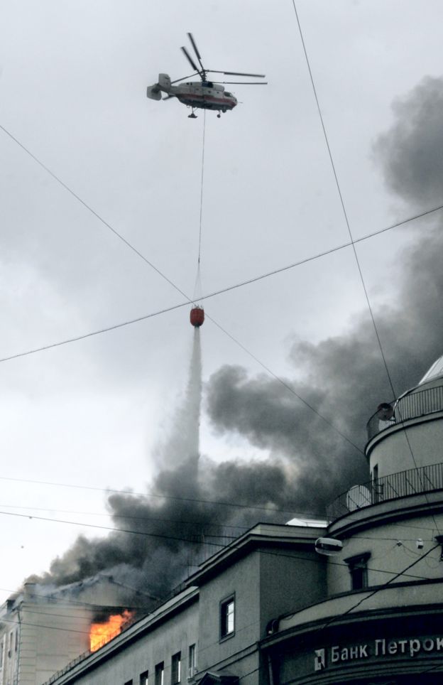 Ка-32 МЧС России тушит пожар в Москве в 2006 году