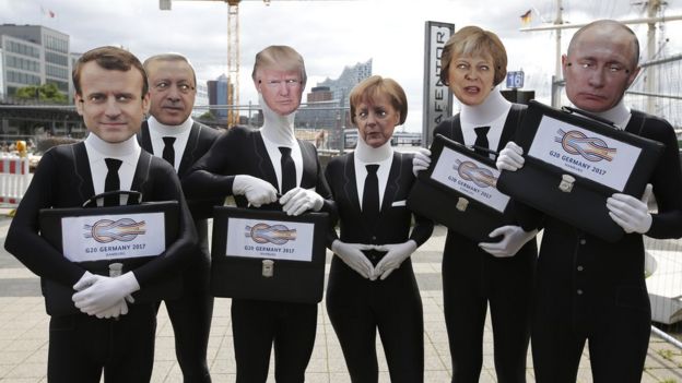 Giới vận động mang mặt nạ hình các lãnh đạo một số nước tham gia Hội nghị G20 tại Hamburg trong tuần này