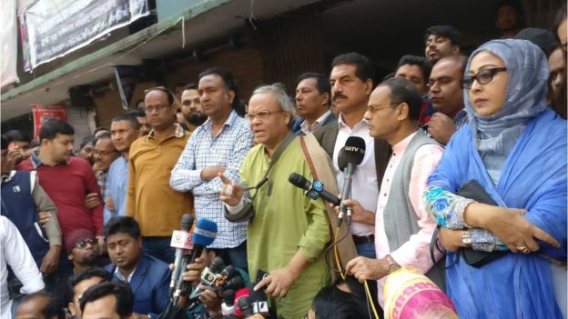 নয়াপল্টনে বিএনপির কেন্দ্রীয় কার্যালয়ের বাইরে বক্তব্য রাখছেন বিএনপি যুগ্ম মহাসচিব রুহুল কবির রিজভি।