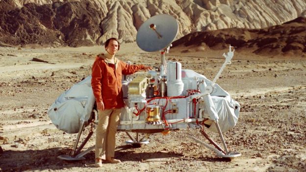 Carl Sagan junto a un modelo de un Viking Lander