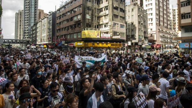 网民7月6日在屯门发起游行,抗议当地一些新移民长年在公园唱歌作乐,造成噪音污染。
