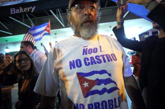 En Miami se reunieron decenas de opositores a Fidel Castro tras el anuncio de su fallecimiento.