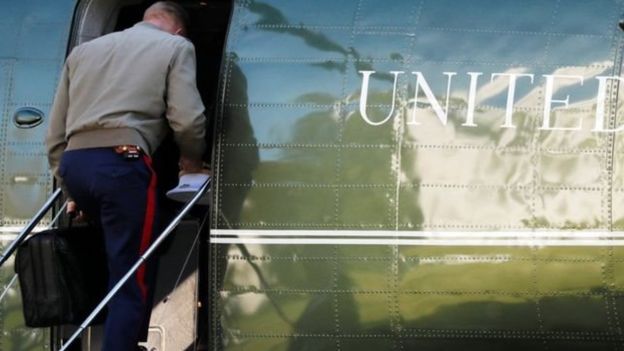 நியூக்ளியர் ஃபுட்பாலுடன் ஹெலிகாப்டர் ஒன்றில் ஏறும் யு.எஸ்.மரைன் வீரர் ஒருவர்