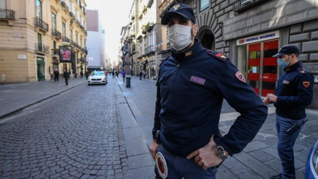 policía en Nápoles