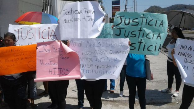 Un grupo de padres se manifiestan fuera del colegio pidiendo justicia