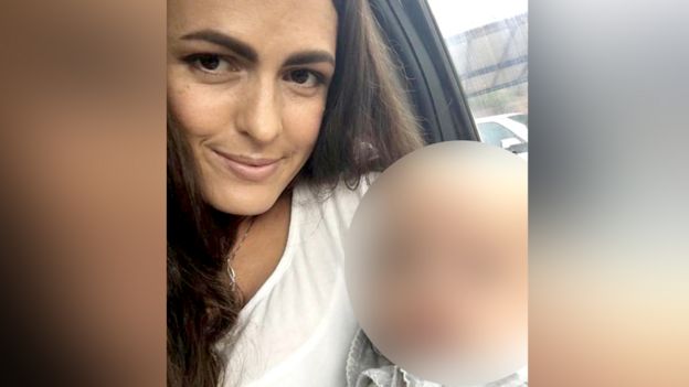 Christina Langford Johnson e a pequena Faith (rosto foi borrado para proteger a criança)