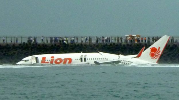 momento de accidente: avión de Lion Air en el agua