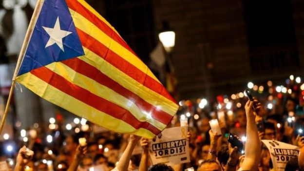 الحكومة الإسبانية تجرد حكومة إقليم كتالونيا من سلطاتها _98409942__98408636_ddad4234-9d51-49ba-a718-0ff8e4fc38f3-1