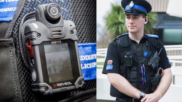 All frontline police to wear body cameras in north Wales - BBC News