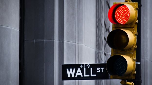 Semáforo y señal de Wall Street.