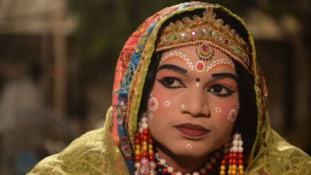 মুম্বাই-এ 'রামলীলা' মঞ্চ নাটকে হিন্দু দেবতা রামের স্ত্রী সিতার রূপে একজন শিল্পী।