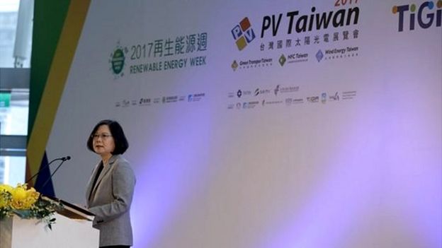 台湾总统蔡英文则出席绿能光电展览。