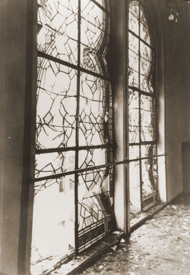 Vidros quebrados em sinagoga alemã