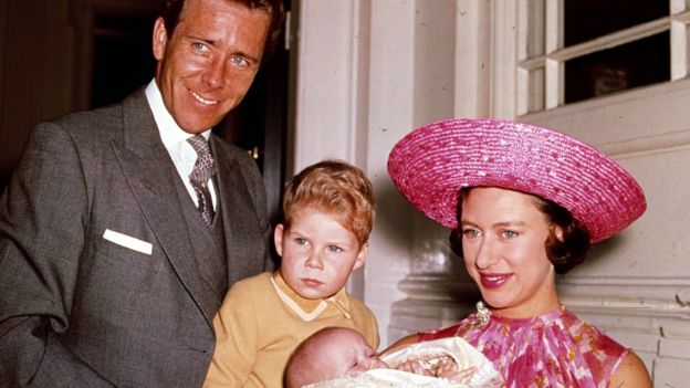 Britains Princess Margaret (R), Lord Snowdon (L), and Viscount Linley (2nd, L) pose for a photograph with Margarets infant daughter Lady Sarah Armstrong-Jones in 1964 at Kensington Palace in London
