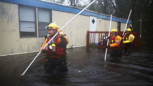 Equipos de bomberos trabajan en Carolina del Norte tras el paso del huracán Florence.