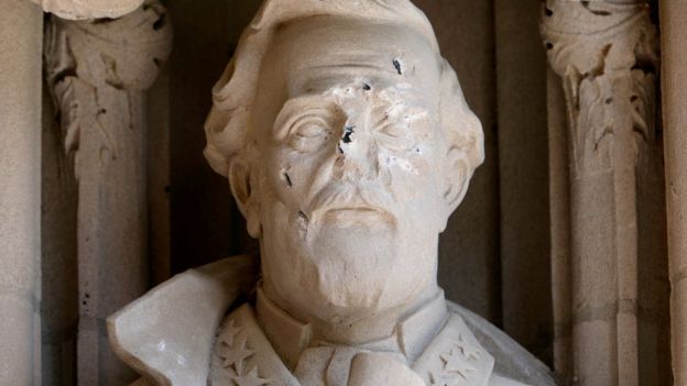 поврежденная статуя генерала Роберту Ли