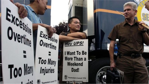 Homens protestam contra trabalho excessivo