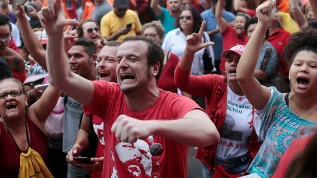 Lula supporters demonstrate against the arrest order - 6 April