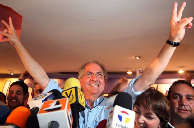 Ledezma celebra su victoria electoral en 2008 frente a periodistas.
