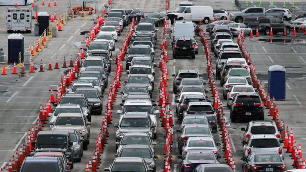 Larga fila de autos en un sitio de pruebas en Miami