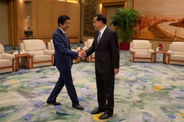 日本首相安倍晉三（左）與中國總理李克強（右）會面。