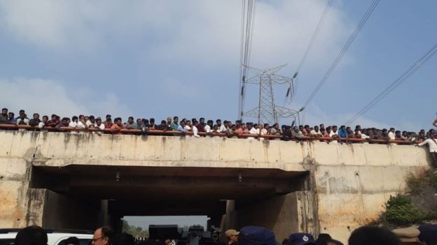 হত্যাকাণ্ডের ঘটনাস্থলে হাজার হাজার লোক জড়ো হয়।